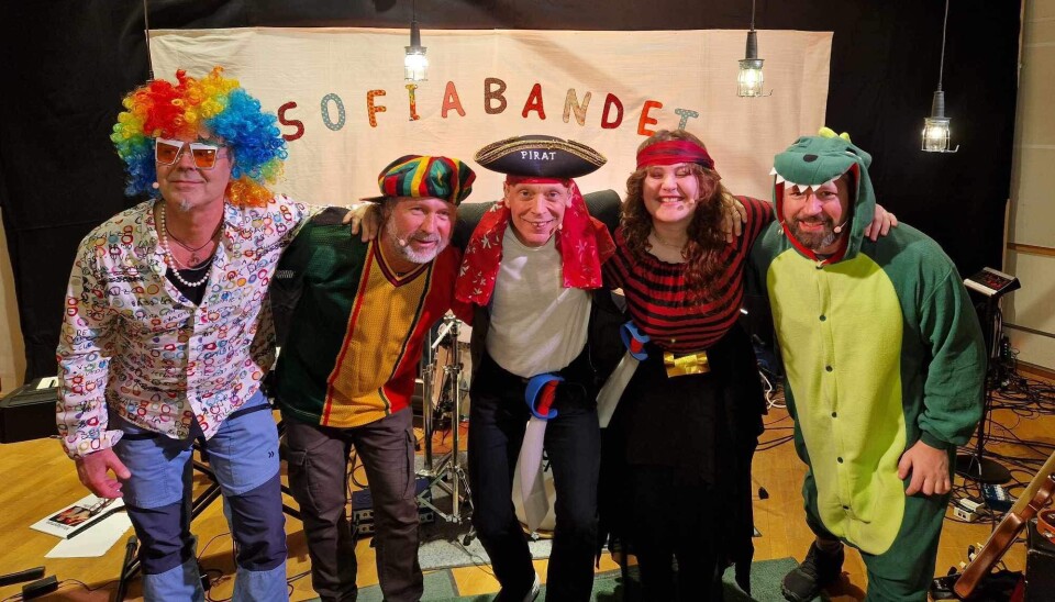 Lekfullt band. Mats B Olsson, Stefan ”Stisse” Olsson, Johan Pettersson, Alva Nee och Åke Larsson är Sofiabandet som nu släppt musik för första gången – och har haft sin debutspelning.