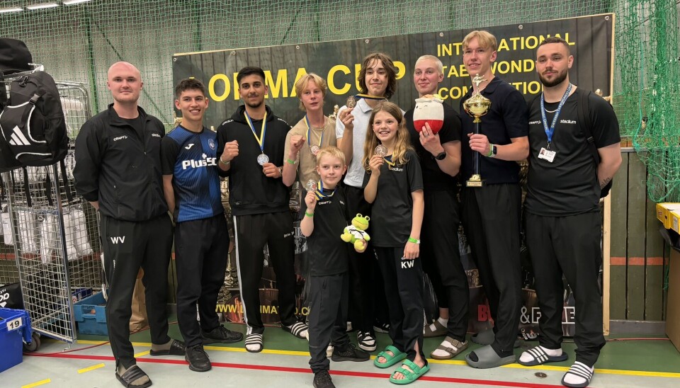 Västerås TDK med coacherna William och Oliver som flankerar klubbens alla nöjda medaljörer.