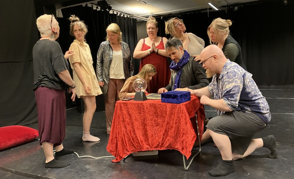 På bilden från vänster: Sirkka Albinsson, regi, och ensemblen bestående av: Jennifer, Mikaela, Moa, Frida och Li. Undre raden: Karolien, Natan och Erik.