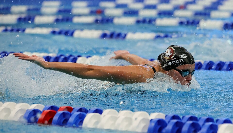 Edith Jernstedt i collegebassängen. Hon har nu ett år kvar av studierna på universitet i Florida.