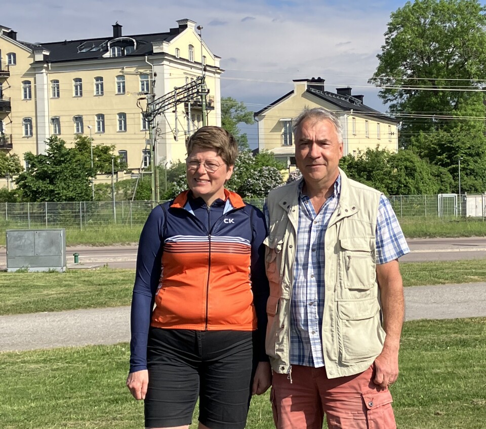 Startplats. Ulrika Ahlbäck, ordförande för VCK, och Mats Thyselius, arrangemangsansvarig för SM-veckan, håller tummarna för att vädret blir fint under tävlingarna. Här på plats vid macken på Lögarängen där starten går för cykel kortbana.