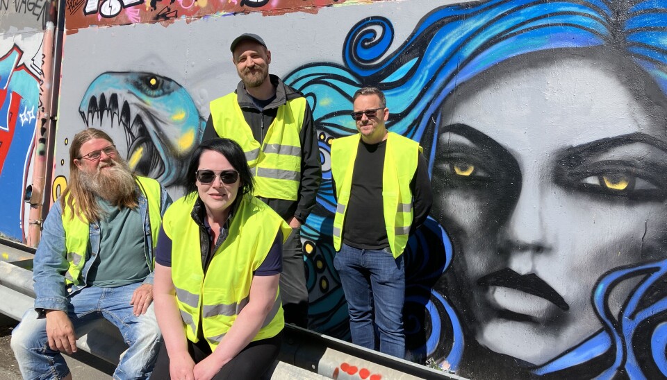 Johan Edenskär, Camilla Svensson, Marcus Racic och Magnus Abrahamsson vid ett av Camillas alster.