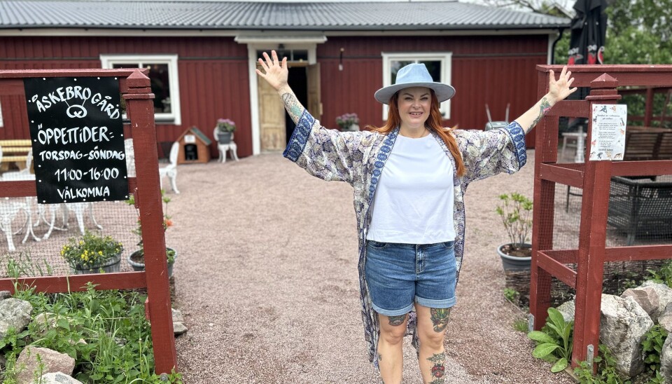 Inbjudande. Både människor och hundar välkomnas med öppna armar av Therése Haverklint till Åskebro Gård som har cirka 160 sittplatser.