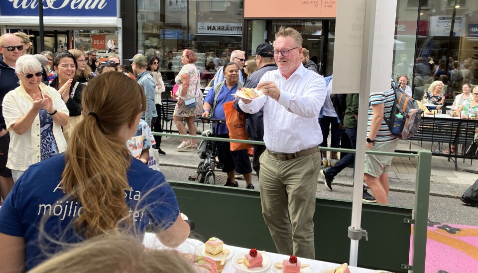 Med en rejäl bit prinsesstårta förklarade Staffan Jansson sommargågatan invigd.
