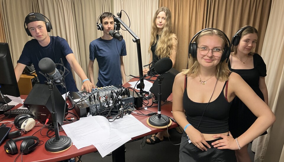 Sommarradio. Theo, Aleksander, Victoria, Engla och Joline i studion där de sänder live.