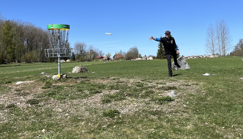 Vem var det som kasta? Testa att spela discgolf i sommar. Det finns banor i både Enköping och Bålsta. Bilderna här är från Lundbyparken i Enköping.
