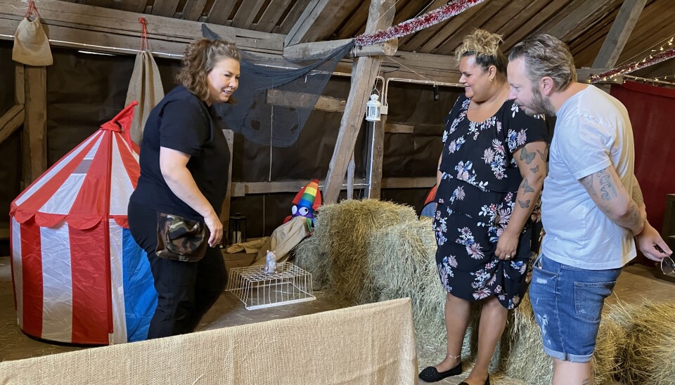 Mycket nöje. Ann-Sofie går först igenom nöjesfältet med Estella och Robin för att de ska veta vad som kommer att kunna hända. Mycket nöje. Ann-Sofie går först igenom nöjesfältet med Estella och Robin för att de ska veta vad som kommer att kunna hända.