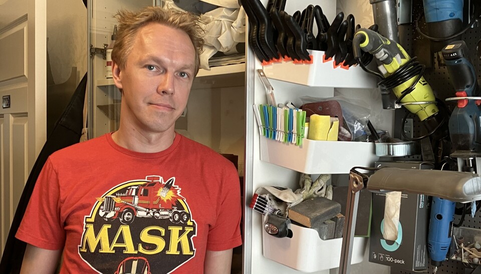 Händige Henrik. I Henriks lägenhet finns verkstaden där de flesta av Henriks alster tillverkas. Händige Henrik. I Henriks lägenhet finns verkstaden där de flesta av Henriks alster tillverkas.