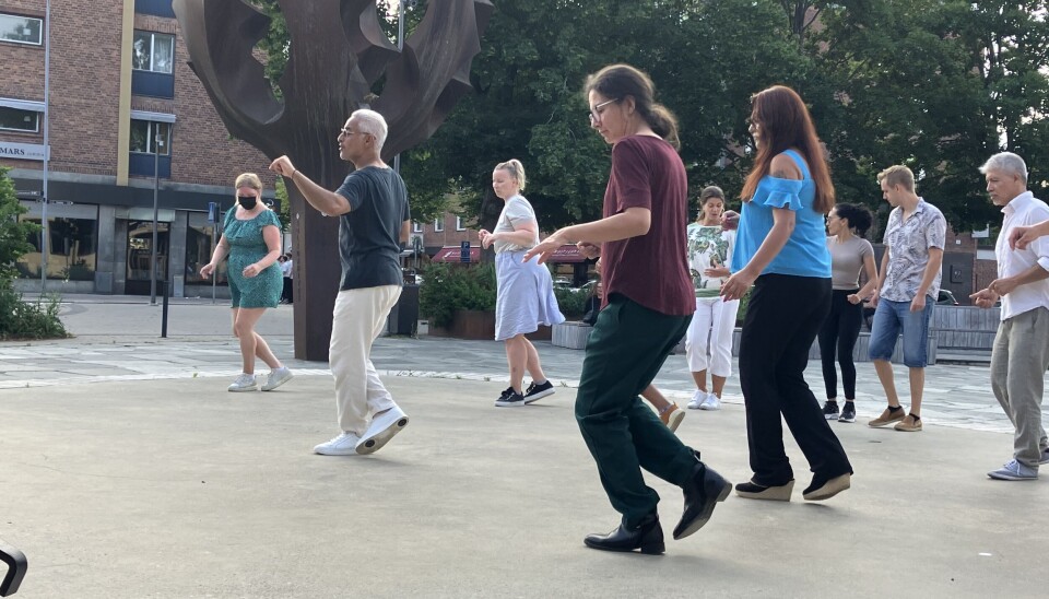 Tar första stegen. Issa El-Zein går igenom de grundläggande stegen under workshopen i Bachata. Tar första stegen. Issa El-Zein går igenom de grundläggande stegen under workshopen i Bachata.