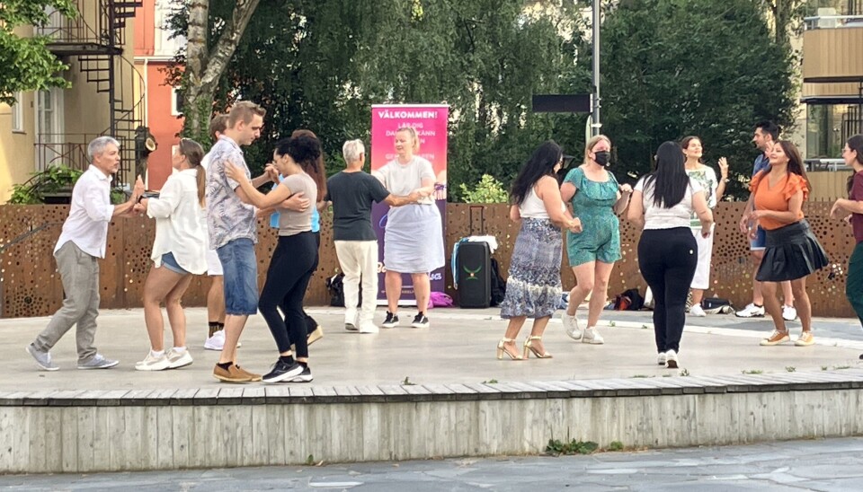 Hett. Vart efter den varma sommarkvällen gick anslöt fler dansare till workshopen utanför Växhuset. Hett. Vart efter den varma sommarkvällen gick anslöt fler dansare till workshopen utanför Växhuset.