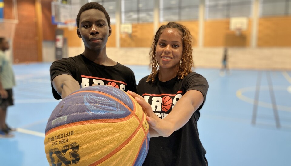 Ledare. Spire James Kironde-Göransson, Aros Basket, och Linnea Johansson, fostrad i Aros Basket, nu i Fryshuset Basket. Ledare. Linnea Johansson, fostrad i Aros Basket, nu i Fryshuset Basket i Stockholm och Spire James Kironde-Göransson, Aros Basket.