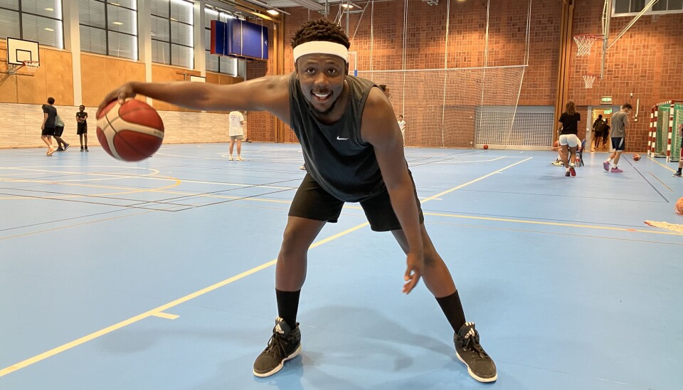 Supersiktar. Henrik Aronsson, ursprungligen från Stockholm, siktar på att ta en plats i Aros Baskets lag i Superettan. Supersiktar. Henrik Aronsson, ursprungligen från Stockholm, siktar på att ta en plats i Aros Baskets lag i Superettan.