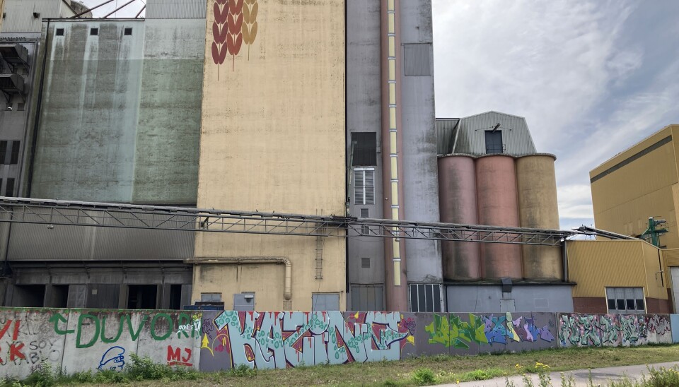 Lantligt. Väggen finns längs med Kungsängsgatan utanför Lantmännens silos. Lantligt. Väggen finns längs med Kungsängsgatan utanför Lantmännens silos.