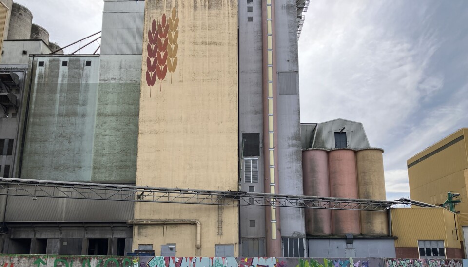 Silon ska skrotas. Kungsängsgatan utanför Lantmännens silos. Lantligt. Väggen finns längs med Kungsängsgatan utanför Lantmännens silos.