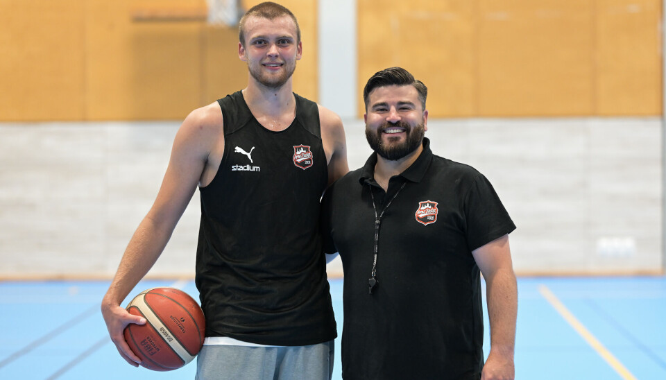 Nyförvärvet Tim Carlsten tillsammans med Aros Baskets coach Kristian Murholt.