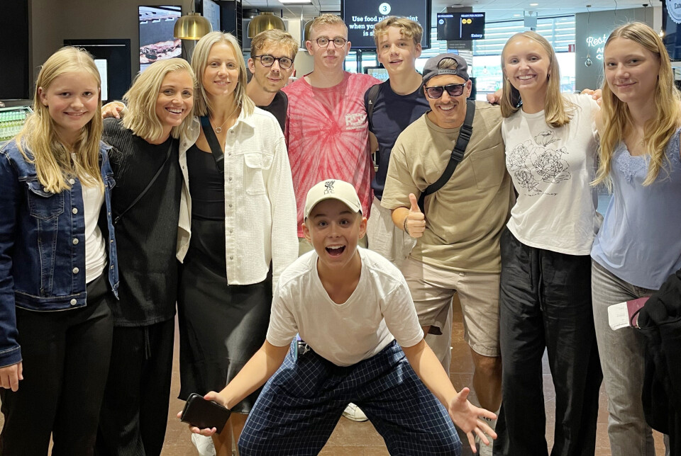 Mot EM. Kolbäcksdansarna på Arlanda innan avfärd till Tyskland. Från vänster Emelie Nordeberg, Joanna Stillman, Lena Magnusson, Oscar Ågren, Tobias Ramberg, Simon Jonsson, Henric Stillman, Sofia Ärleskog och Astrid Eriksson samt Oliver Odenius längst fram.