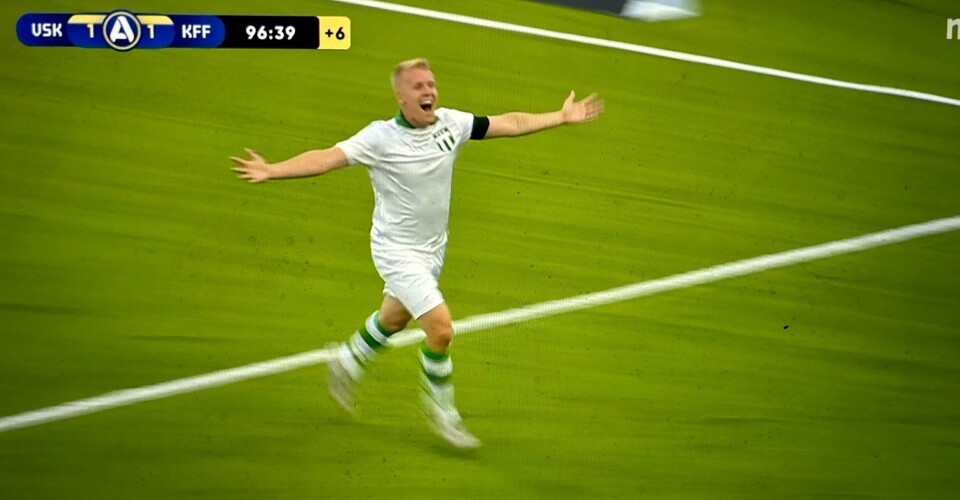 Simon Johansson jublar efter att ha gjort 2-1 i matchen sista sekunder.