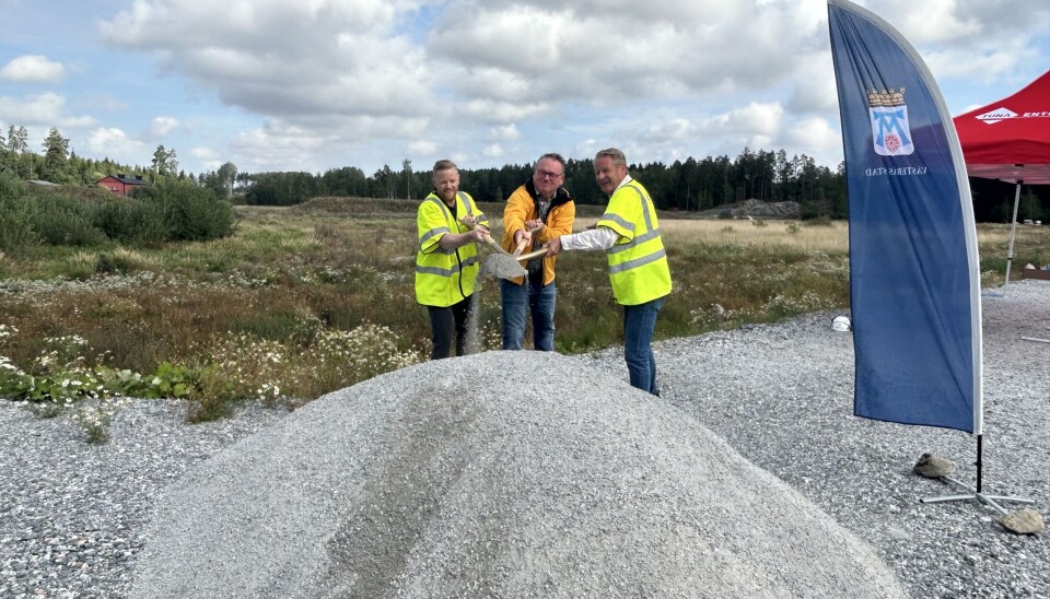Här tas det första spadtaget till både vattenparken och breddningen av Norrleden. Spadtaget togs av Jimmie Hammarström, Introcon, Staffan Jansson (S), kommunstyrelsens ordförande och Jonas Lundin, Tuna Entreprenad.