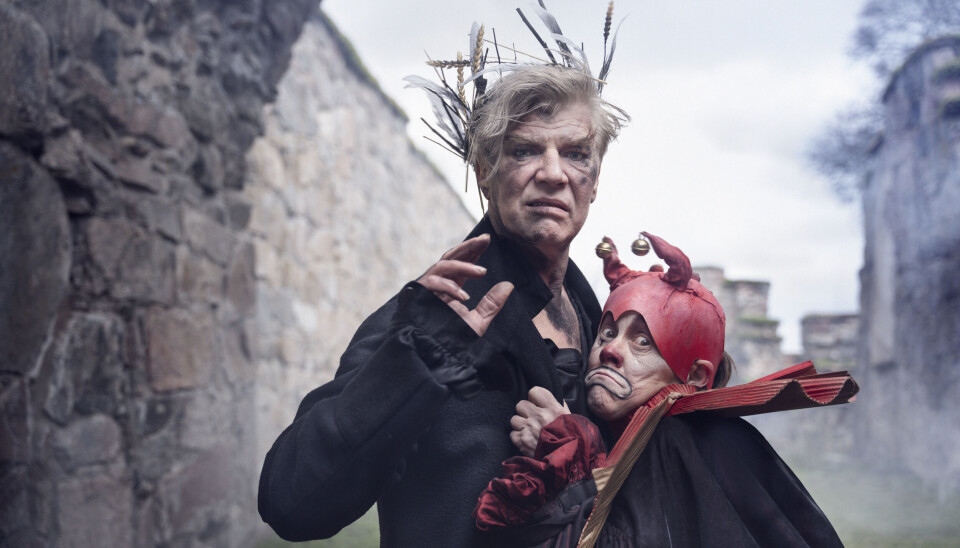 Shakespeares dramatiska Kung Lear får en punkig touch av regissör Alexander Öberg. I rollen som Lear ser vi Jakob Eklund. Premiär på Stora scen 5 april 2025.