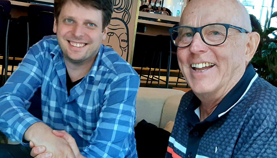 Handskak. Bild från när Curt Holmbäck (th) träffade Björn Söderberg som driver insamlingsorganisationen i Nepal. ”Ett handskak, sen var vi överrens”, säger Curt.