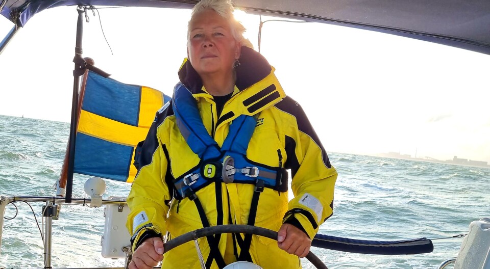 Anki vid rodret. Den längsta överseglingen de gjorde tog fem dygn. När de avseglade hade de en enda plan och det var att segla söderut.