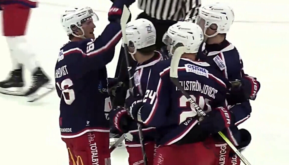 Snart premiärdags. Ett till stora delar nytt Surahammars IF, här under en av försäsongsmatcherna. Premiär i östra hockeyettan hemma mot Huddinge nästa sändag 22 september.