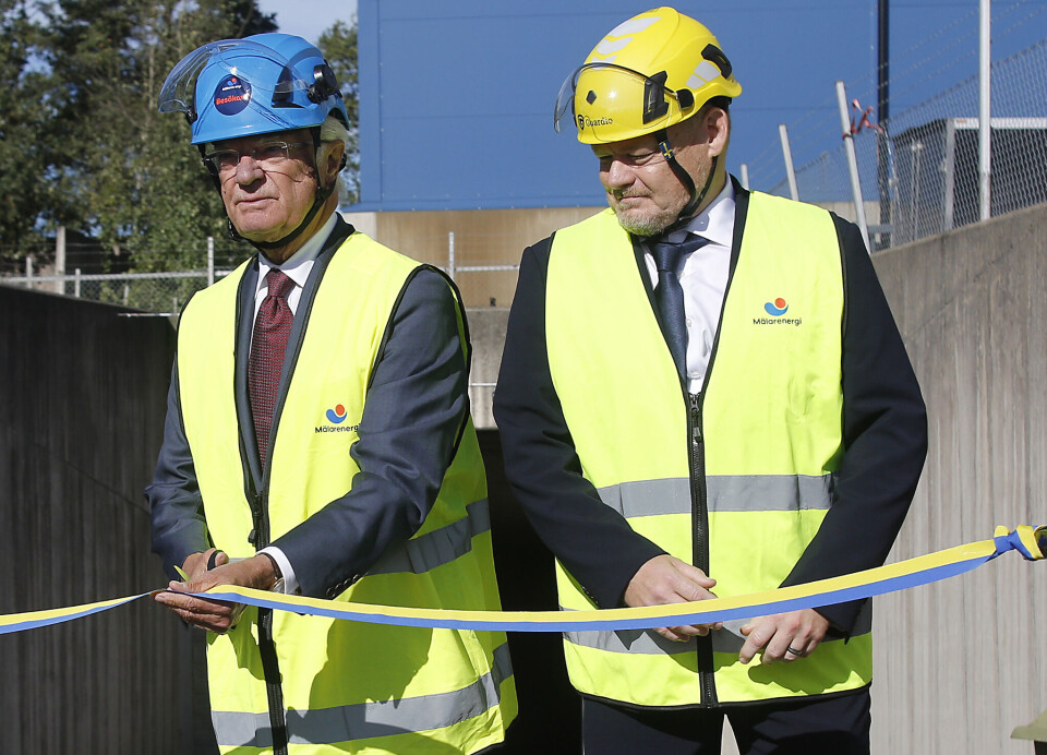 Kung Carl XVI Gustaf fick äran att klippa bandet tillsammans med Mälarenergis vice vd Magnus Eriksson.