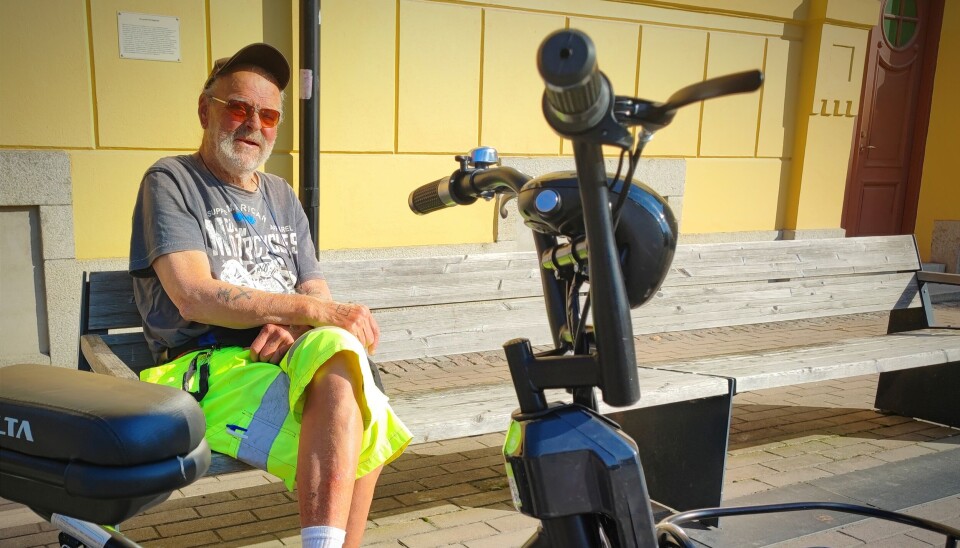 Kritisk. Jörgen Ericsson, 76 år från Västerås säger: ”Jag sitter här varje dag och ser hur bilar och lastbilar kör över torget. Många kör som biltjuvar och har ingen koll på cyklister eller fotgängare. Kommer det barn runt hörnet så kan det sluta i katastrof. Det är idiotiskt att det är tillåtet att köra över torget”.