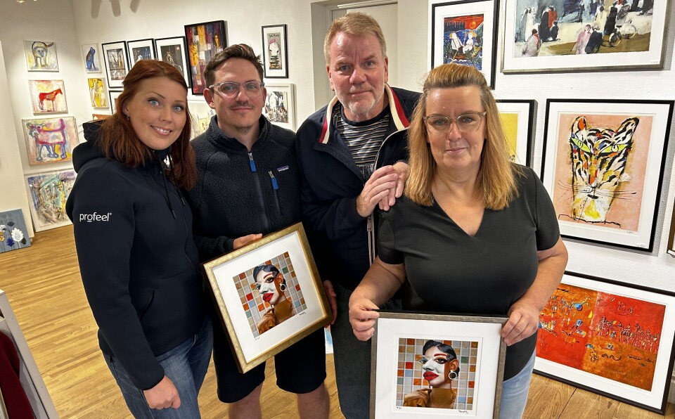 Amanda Gahm från Lokala Hjälpen, artisten Sebastian Fronda, Staffan Braw från Lokala Hjälpen och Camilla Jackslin från Ekströms Konst.