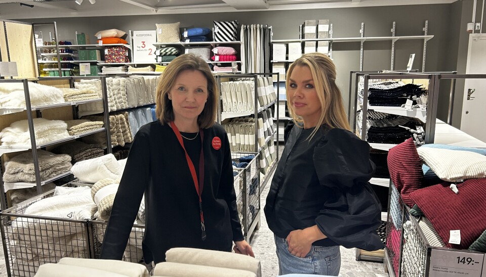 Sylvia Pahlin och Mimmie Lidmår ser över heminredningsavdelningen på Åhléns.