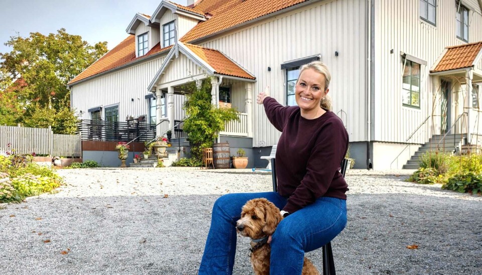 Marthe framför det stora huset som förr i tiden var en skola för bygdens barn.