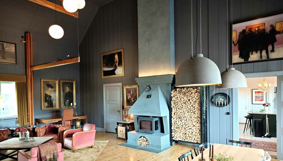 Ombygd skola. Det som nu är ett storslaget vardagsrum om 70 kvadratmeter var förr i tiden en gymnastiksal.