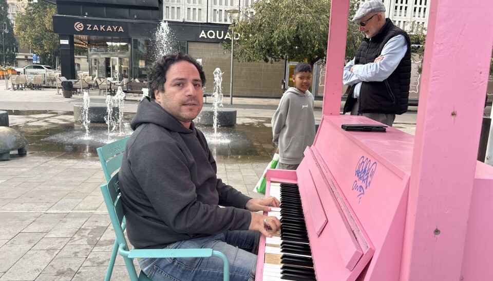 Miguel Eriksson har tagit chansen att spela på pianot som ställts ut på Torggatan – typ hela sommaren.