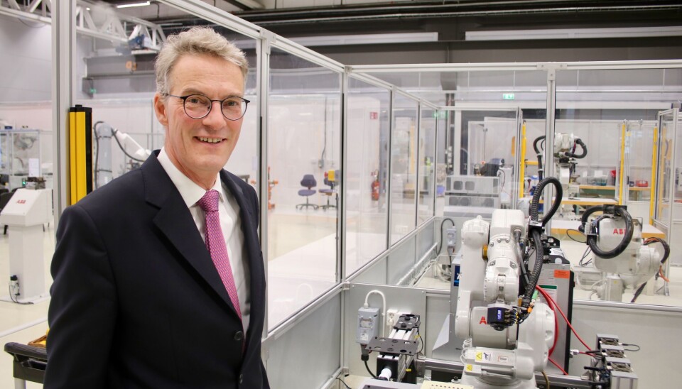 VÄSTERÅSBESÖK. Tysklands ambassadör Joachim Bertele besökte ABB Robotics på Finnslätten. VÄSTERÅSBESÖK. Tysklands ambassadör Joachim Bertele besökte ABB Robotics på Finnslätten.