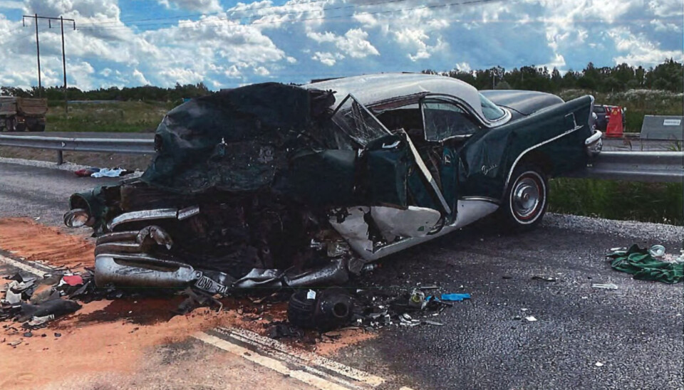 Tragedi. Föraren till veteranbilen dog på platsen. Kvinnan och pojken överlevde men skadades svårt, Tragedi. Föraren till veteranbilen dog på platsen. Kvinnan och pojken överlevde men skadades svårt,