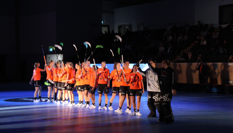 Rönnbyspelarna hälsar på hemmafansen för första gången den här SSL-säsongen.