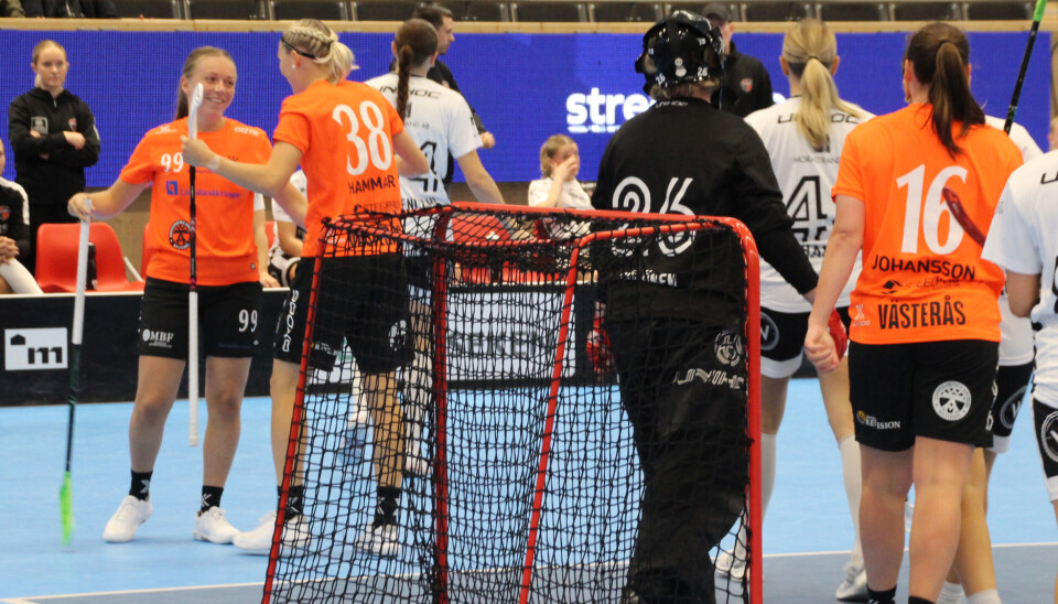 Ellenor Nogelius (99) har precis gjort 3–0 och klappas om av Linnea Hammar.