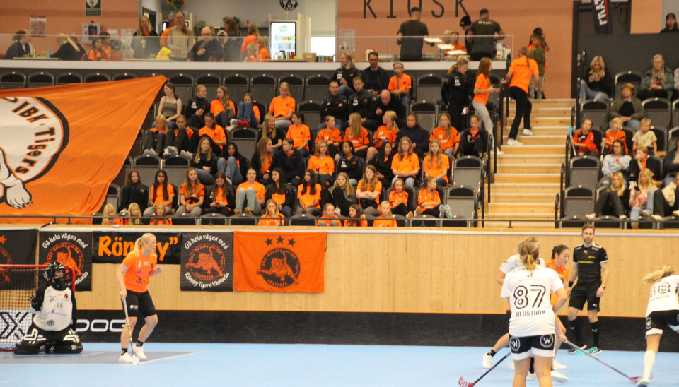 Mycket oranget på läktarna.