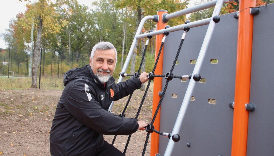 Jakop Yildiz testar nya hinderbanan.