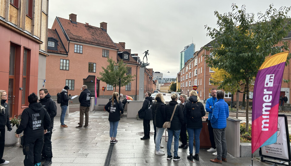 En hel del nyfikna västeråsare hade letat sig till Karlsgatan 18 för att bevittna återinvigningen av det populära konstverket.