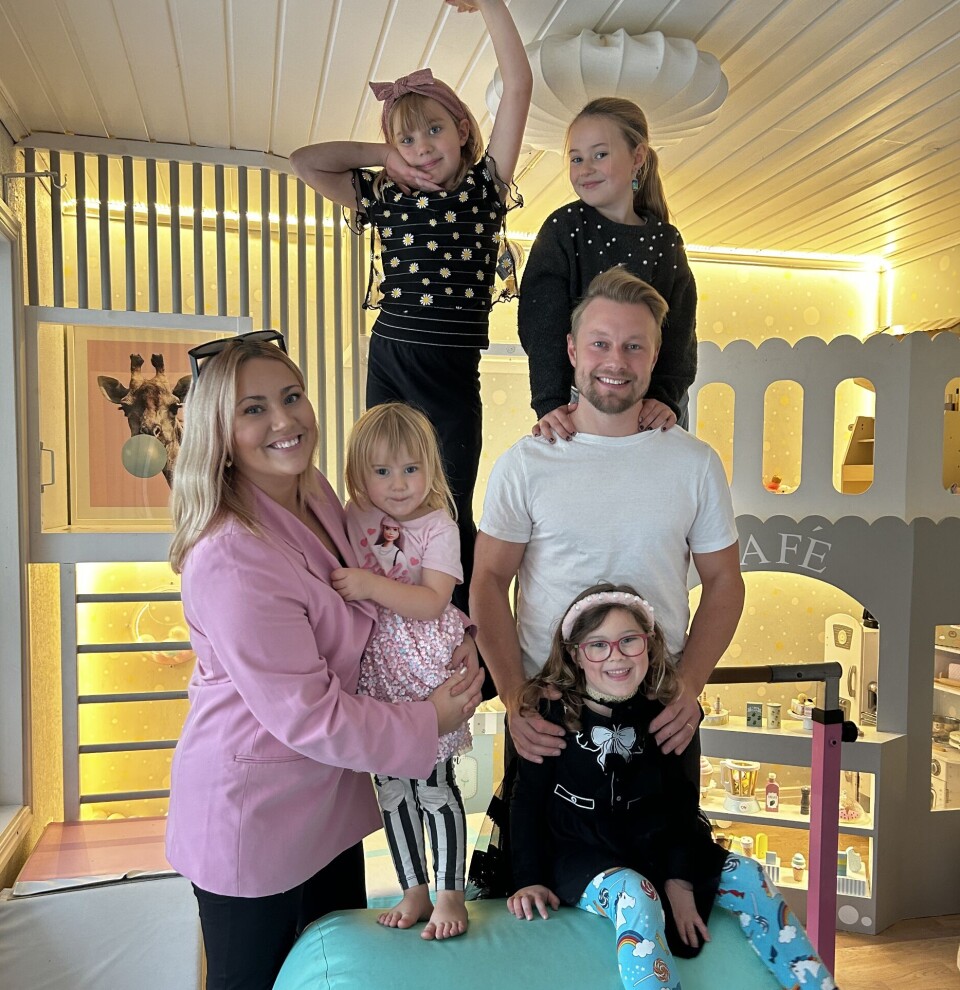 Tjejerna har ett skräddarsytt lekrum som rymmer bland annat en gymnastikmatta och en klättervägg.