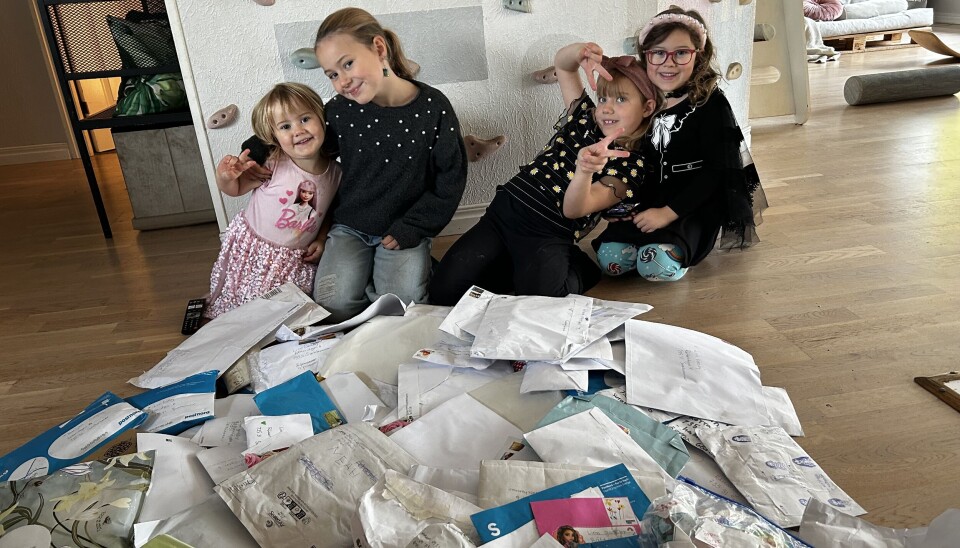 Brevöppning på schemat. Tilly, Neah, Miley och Lo brukar läsa breven som deras följare skickar.