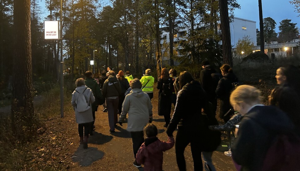 Gemenskap. En gemensam promenad mellan stadsdelarna invigde den nya ljuspromenaden.