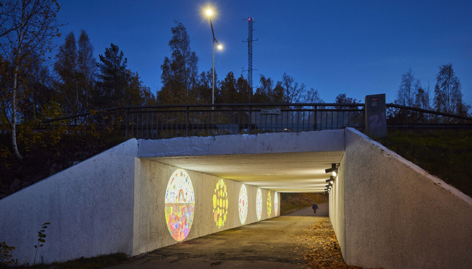 Konstpromenad. I den annars så mörka tunneln lyser ungdomarnas konst upp.
