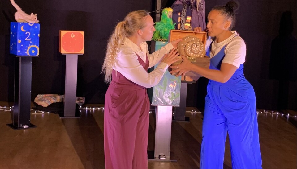 Awake projects Maria Sendow och Hanna Björck under repetitionerna av pjäsen ”Det var en gång en sång” som spelas på Växhuset under höstlovet och bara är ett av en uppsjö med tips som vi listar här.