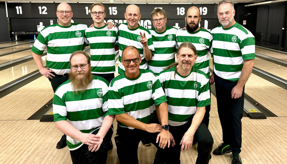 Äntligen ett vinnarlag. VSK Bowling tog sin första historiska seger i högsta serien på lördagen mot tidigare serieledaren Alingsås. Bakre raden från vänster: Tommy Sarlin, Eric Nordström, Tomas Norgren, Johan Brunsberg, Robert Tillenius och Stefan Dew. Främre från vänster: Kim Nordin, Jocke Stål och Per Jansson.