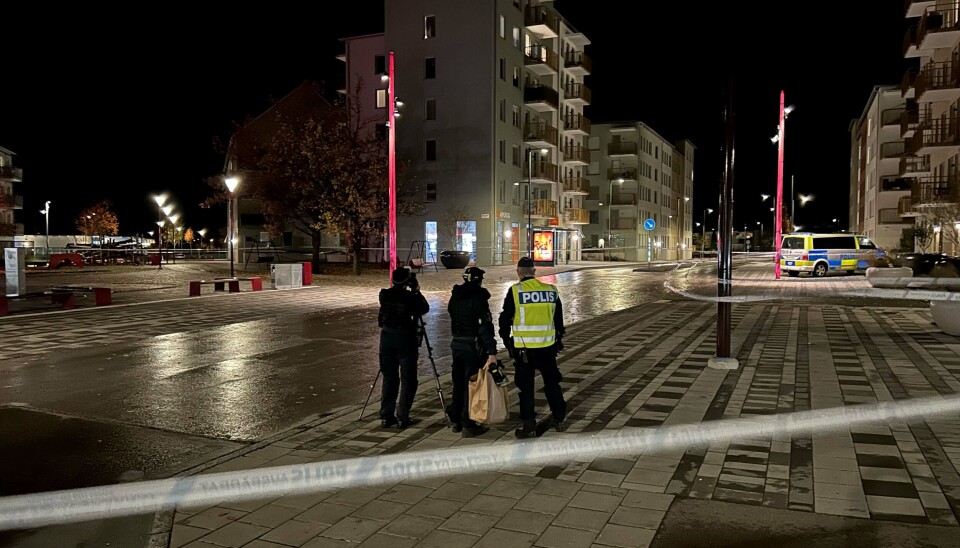Polis och tekniker säkrar spår efter den misstänkta skottlossningen.