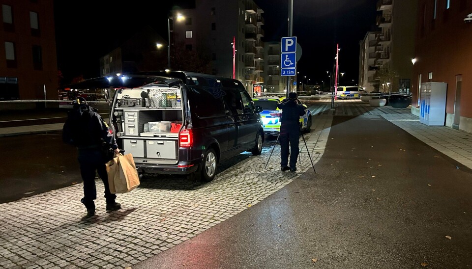 Polisens tekniker anländer till platsen där skottskottlossningen ska ha ägt rum.