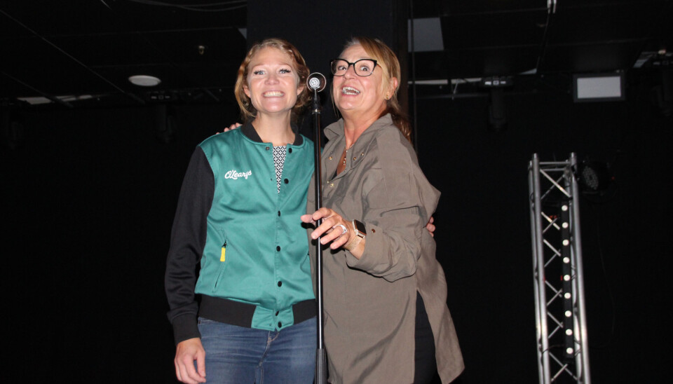 O’Learys platschef Karin Granlund och initiativtagaren Nina Jedevin Jonsson på stora scenen där karaokemästaren ska koras under onsdagskvällen.