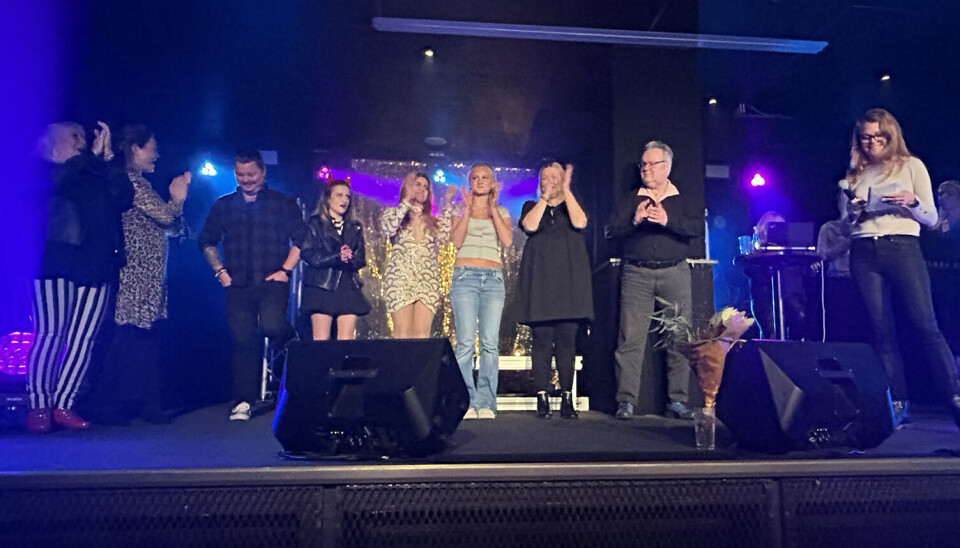 Finalisterna samlade. Helena Österlin, Maria Carlsson, Daniel Kallioniemi Johansson, Fidelie Edqvist, Carla Gonzales, Ebba Cornelia Forssbeck, Sanna Narancic och Peter Malmgren lyssnar till segermotiveringen som O’Learys platschef Karin Granlund läste upp.